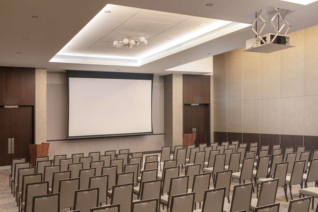 Готель Hilton Вокінг Зручності фото